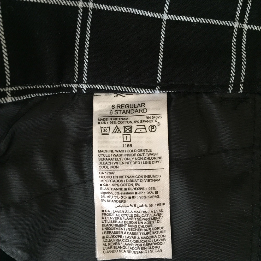 💸 SOLD 💸. Old Navy  Mid-Rise Pixie Pants - Picture 8 of 8
